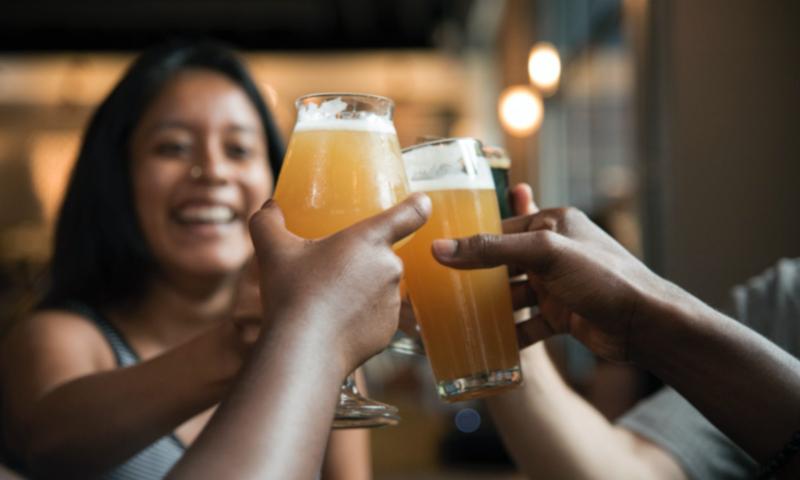 Proosten met bier / Pexels.com Proosten met bier